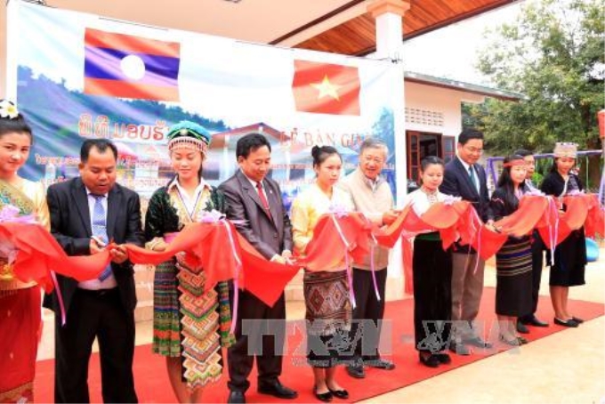 Bàn giao Trường mẫu giáo bản Dọ, quà tặng của Đại sứ quán Việt Nam tại Lào cho tỉnh Phongsaly. Ảnh: Phạm Kiên/Phóng viên TTXVN tại Lào